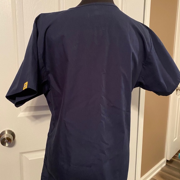 WonderWink navy scrub top. Size Med - Picture 2 of 4